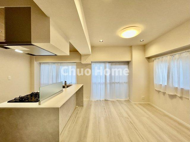 亀有ダイヤモンドマンションのダイニング|【ダイニング】忙しい朝でも、しっかり家族が揃って食事をして頂けるゆとりある大きさのダイニングスペース。奥様が作る手料理をカウンター越しに受けとって頂き、テーブルで囲む素敵な時間を存分に愉しんで下さい。