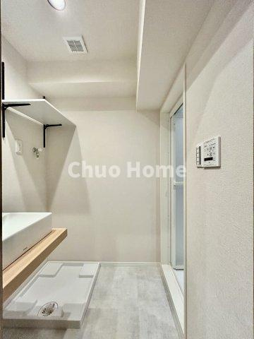 亀有ダイヤモンドマンションの脱衣所|【洗面所】明るい洗面所は朝をすっきりさせてくれる空間です。バタバタしている忙しい朝でも収納が多い洗面台では短い時間で効率良く支度ができます。