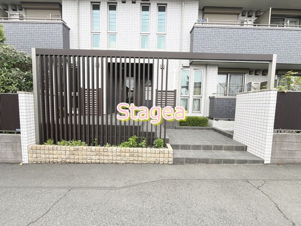 上尾市本町１丁目のアパートのエントランス