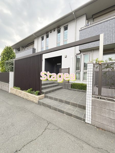 上尾市本町１丁目のアパートのエントランス