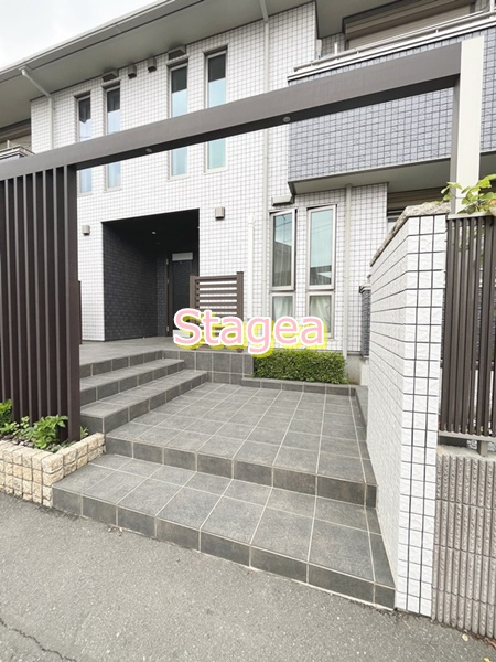 上尾市本町１丁目のアパートのエントランス