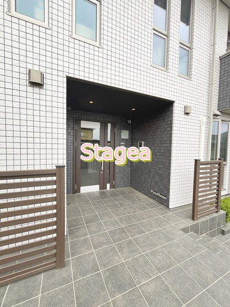 上尾市本町１丁目のアパートのエントランス