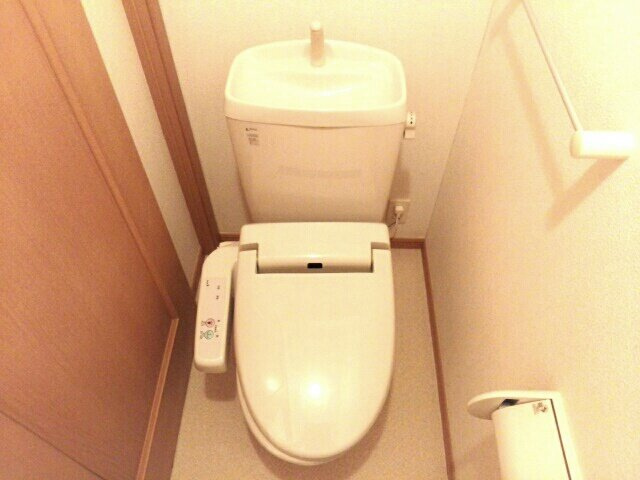 プリムローズⅢのトイレ|落ち着いた色調のトイレです