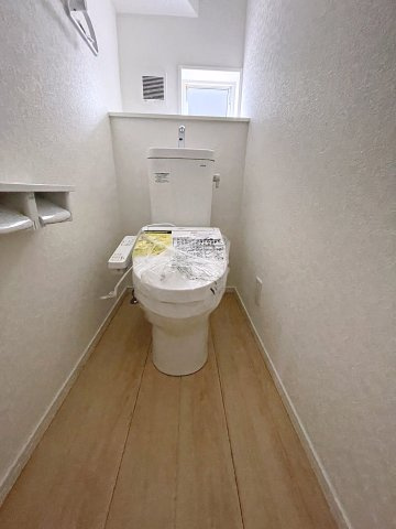 新築戸建・新築建売　二本松市油井第6　油井小・安達中のトイレ|白を基調としており小窓で換気ができるので清潔感のある空間。ペーパーホルダーが2つあるのも便利です！