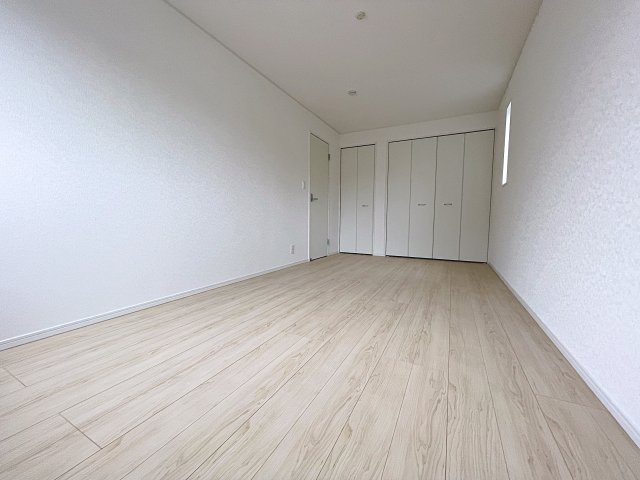 新築戸建・新築建売　二本松市油井第6　油井小・安達中の洋室|9帖の洋室には収納が2か所ございますのでお荷物が多くても安心です！
