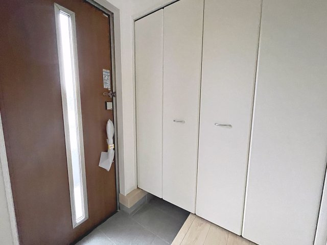 新築戸建・新築建売　二本松市油井第6　油井小・安達中の玄関|大容量のシューズボックスがあり収納豊富な玄関スペース。玄関ドアから日差しが入り明るいです！