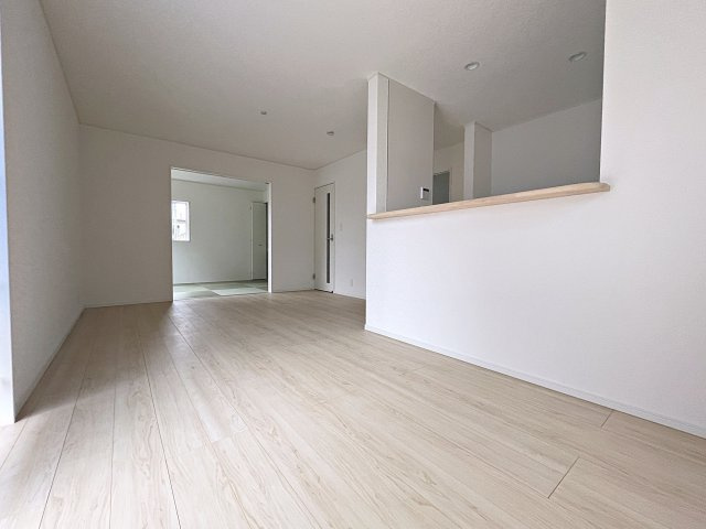 新築戸建・新築建売　二本松市油井第6　油井小・安達中の居間・リビング|15.2帖のLDKはゆったり広々としており隣の和室と合わせると21.2帖の開放的な空間！
