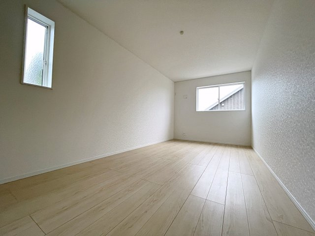 新築戸建・新築建売　二本松市油井第6　油井小・安達中の洋室|9帖の洋室は広々とした空間でご夫婦の主寝室としておすすめです！