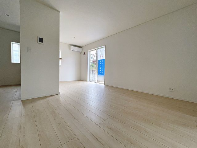 新築戸建・新築建売　二本松市油井第6　油井小・安達中の居間・リビング|太陽の日差しが気持ちの良いリビングは広々としているので家具を設置してもゆとりがあります！