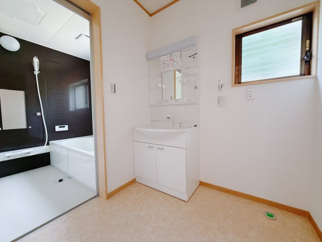【中古戸建】前橋市下細井町の独立洗面台|■洗面室｜ゆとりのある洗面脱衣室ではお子様と並んで歯磨きもできるので一緒に成長を楽しめます♪ひろびろとした洗面室で、朝の準備も楽しくなります☆.*