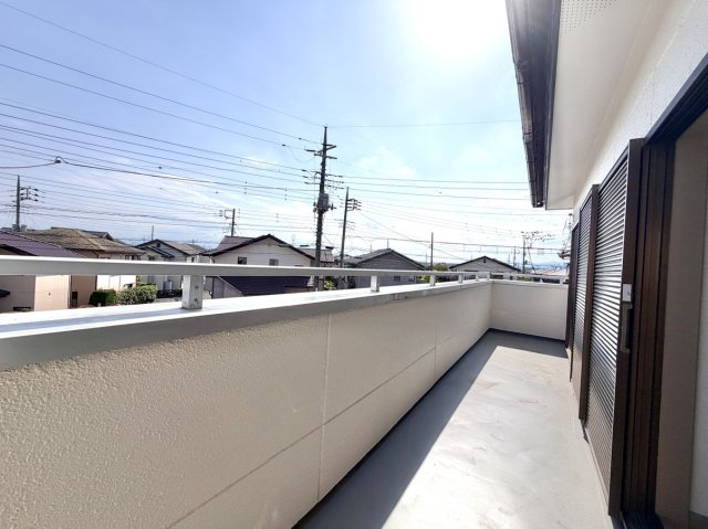 【中古戸建】前橋市下細井町のバルコニー|■バルコニー｜あたたかな陽のひかりを浴びることのできるバルコニー。お洗濯物やお布団を干せば、家族みんなが気持ちよく暮らすことができます(*^^*)