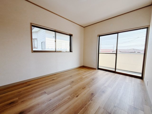 【中古戸建】前橋市下細井町の洋室|■洋室｜大きな窓をご用意しています。日中はあたたかな日差し差し込み自分時間も充実できますね＾＾