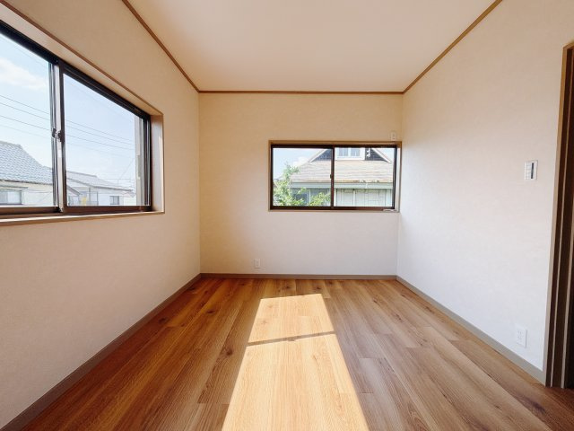 【中古戸建】前橋市下細井町の洋室|■洋室｜ナチュラルカラーの床です。模様替えなどとても楽しく工夫できます♪陽当たり、風通しもとても良いので毎日快適な生活スタートです！子供部屋にも良いですね♪