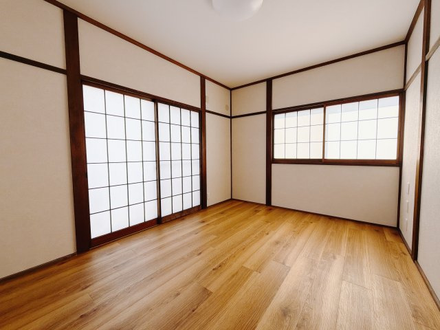 【中古戸建】前橋市下細井町の洋室|■洋室｜お子様の一人部屋にピッタリな洋室。木のぬくもりを感じるフローリングは、天然木の味わいが時とともに深みを増していきます。また、傷にも強く、フリーワックスでお手入れもラクラクです♪