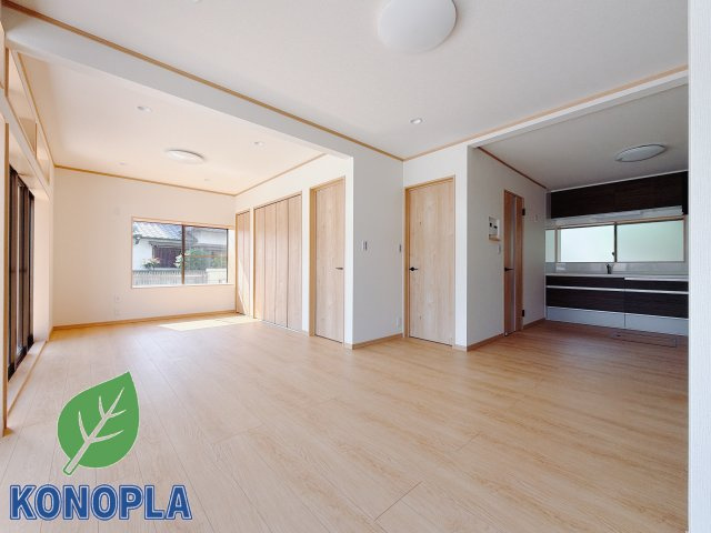 【中古戸建】前橋市下細井町の居間・リビング|■リビング｜木製で懐かしさのある家具やアンティーク調の小物に囲まれてレコードを流したり小説を読んだり…そんな心ときめく暮らしをしませんか？