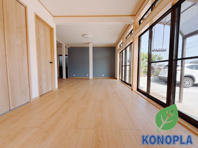 【中古戸建】前橋市下細井町の居間・リビング|■リビング｜大きい窓からあたたかいたっぷりの光が入ります♪開放的な空間で毎日をもっと快適に(*＾＾*)
