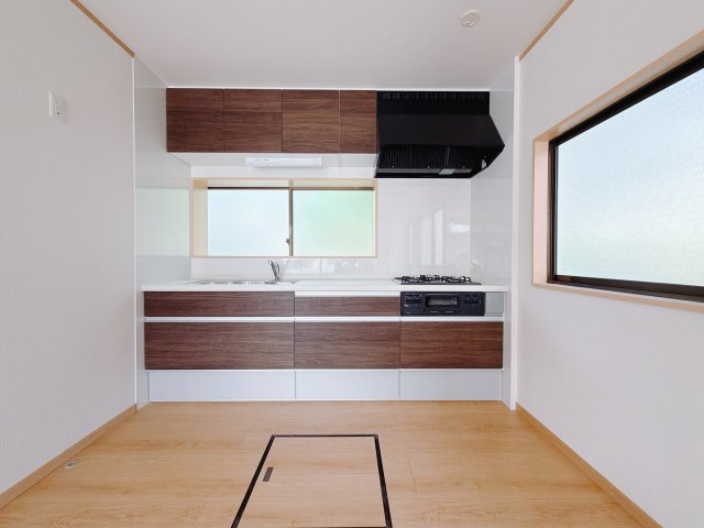 【中古戸建】前橋市下細井町のキッチン|■キッチン｜全スライド式収納キッチン♪お皿や鍋の出し入れもラクラクです（＾＾）！
