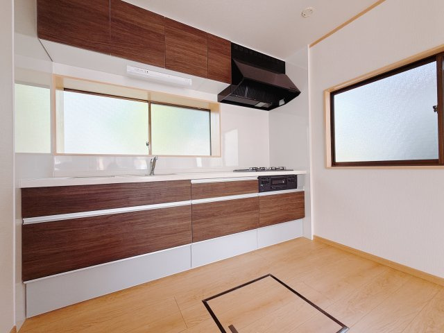 【中古戸建】前橋市下細井町のキッチン|■キッチン｜ワークトップ下には、圧力鍋やパスタ鍋などのかさばる調理器具もラクラク収納可能なスライド収納！ものが溢れがちなキッチン回りもスッキリきれいに管理ができます♪