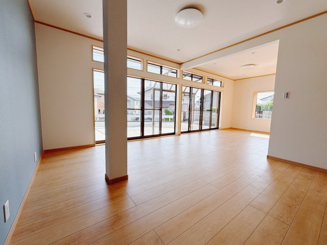 【中古戸建】前橋市下細井町の居間・リビング|■リビング｜落ち着きのある表情を見せるリビングダイニング。太陽の光がたっぷり差し込むリビングは、自然とご家族が集まる居心地の良い空間です。