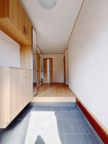 【中古戸建】前橋市下細井町の玄関|■玄関｜毎日の「いってらっしゃい」や「お帰りなさい」を大切なご家族と過ごす玄関は〈使いやすさ〉を追求しております。玄関横の物入は急な来客時でもさっとお片付けできるスペースを確保しています。