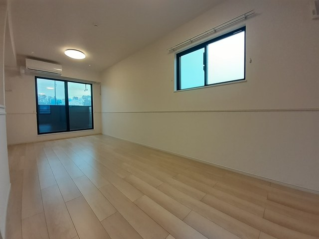 稲城市百村のアパートの居間・リビング