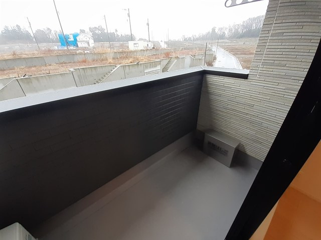 稲城市百村のアパートのバルコニー