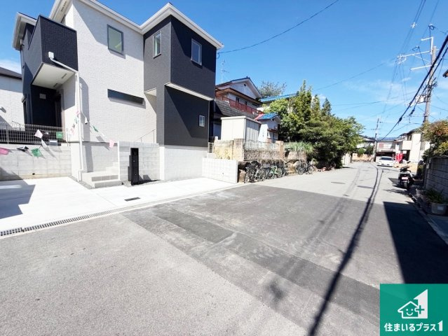 24(土)25(日)現地説明会！◆藤井寺市国府　第1期　新築一戸建ての前面道路含む現地写真|周辺は閑静な住宅街！前面道路広々で車の出し入れも便利です。駐車が苦手な方でも安心して車庫入れできます！