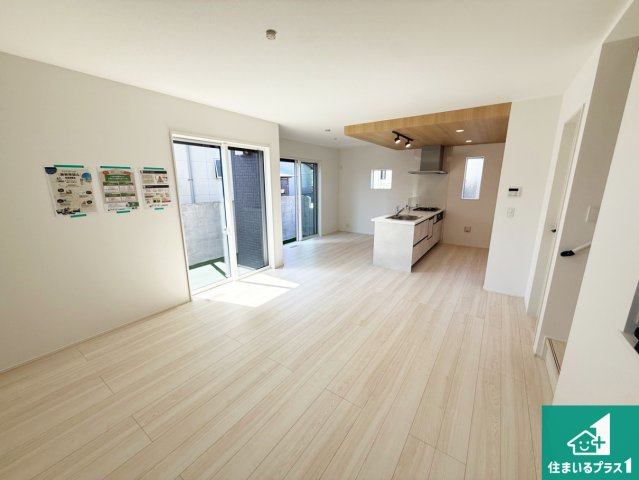 24(土)25(日)現地説明会！◆藤井寺市国府　第1期　新築一戸建ての居間・リビング|日当たり良好の明るいリビングで朝の目覚めもスッキリできそう！対面キッチンでご家族のコミュニケーションも自然と増える設計！小さなお子様が遊ぶスペースを作っても広々とくつろげるLDK！
