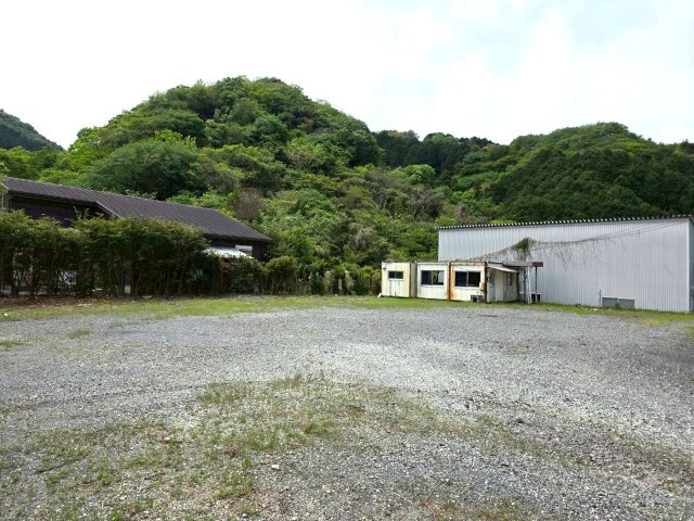 荻　車両や資材置場に使える倉庫付き土地の外観