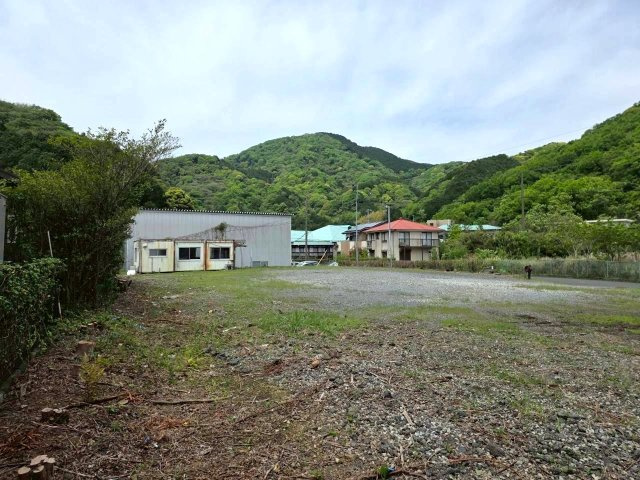 荻　車両や資材置場に使える倉庫付き土地の外観