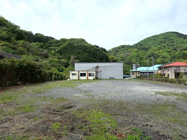 荻　車両や資材置場に使える倉庫付き土地の外観
