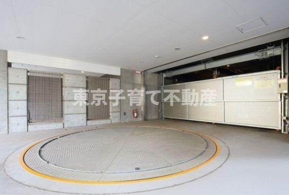 コンフォリア文京春日の駐車場