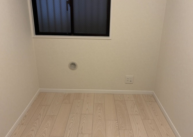 【洋室】 | ライオンズマンション淵野辺 | 洋室のメリットは重い家具が置きやすく、身の回りが整理しやすいことです。 床がフローリングのため畳とは異なり凹みにくいです。 クローゼットなど収納が豊富で、普段使わない旅行カバンや服の整頓も簡単にです。