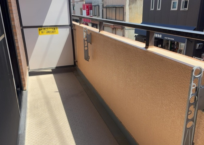 【バルコニー】 | ライオンズマンション淵野辺 | バルコニーは、室外の専用スペースのうち、「屋根がなく開放された空間」であるものを指します。ベランダより広いタイプのものが多く、日当たりもよいため家庭菜園などを楽しみたい人にとって適した環境となります。