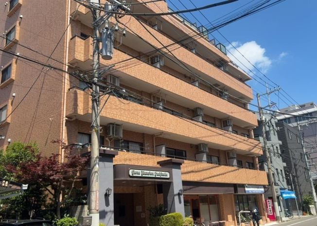 【現況写真】 | ライオンズマンション淵野辺 | 外観はマンション管理がされているかの目安になります。築年数が古いと、壁面は劣化してひび割れが生じることも！建物が古びていても細かいところが修繕されていると、きちんと管理されているなぁと感じるでしょう。