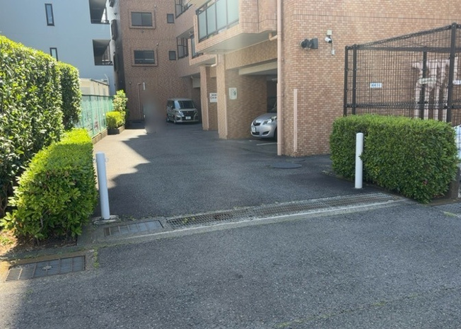【駐車場】 | ライオンズマンション淵野辺 | 車一台あたりに必要なスペースは、標準サイズの普通自動車で横幅2m50cm、長さ5mは必要になります。ただし、乗降のことも考慮して横幅3m30cm、長さ5m50cmほどは確保できるところを選びましょう。