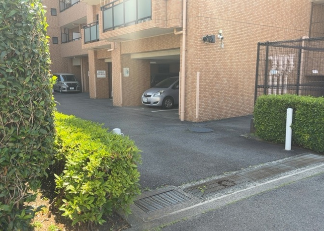 【駐車場】 | ライオンズマンション淵野辺 | 駐車場と明記されていても、最小スペースでつくられた駐車場だと大型車は駐車できなかったり、出入りしにくくなったりする可能性があります。お車のサイズと購入したい物件の駐車場のサイズを現地で確認しましょう。
