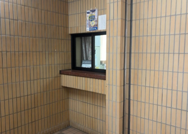 【受付】 | ライオンズマンション淵野辺 | 受付はマンションコンシェルジュがいる場合もあれば、管理人が滞在する小部屋を総称して呼ぶことがあります。主にエントランスに設置されていることから、防犯面でも期待ができます。防犯設備がない場合はより安心！