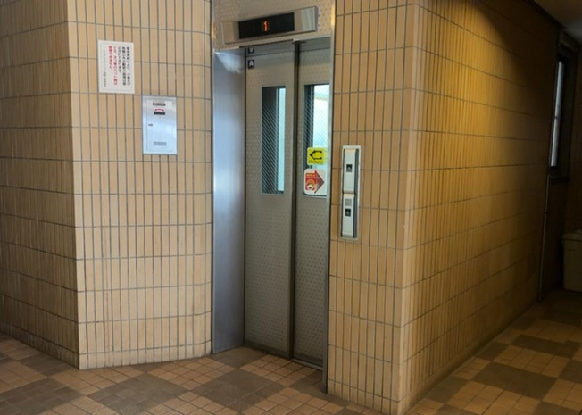【その他共用部分】 | ライオンズマンション淵野辺 | 共有部分は、住民なら誰もが使える設備のこと。例えば駐車場やエレベーター、インターネット設備、セキュリティ設備などがあります。他にも、マンションの廊下・外部階段やエントランス・ゴミ置き場などがあります。
