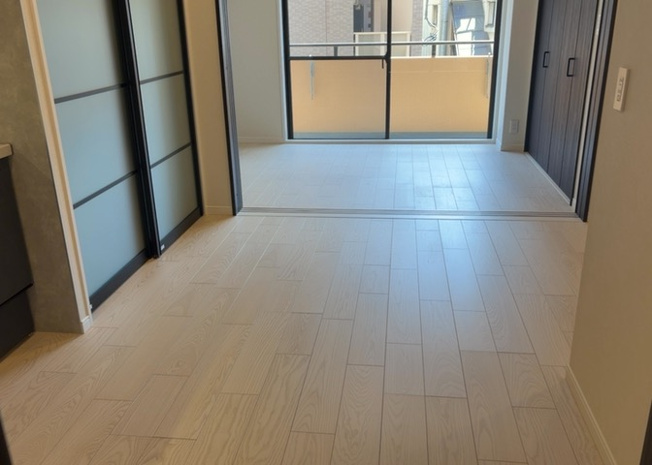 【ダイニング】 | ライオンズマンション淵野辺 | ダイニングは、食事や家族の団らんスペースとしてだけではなく、ほかの用途としても使用することができます。ダイニングテーブルを置き、食事のためのスペースを作ることでリビングとの差別化を図ることができます。