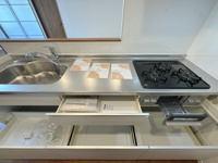 【キッチン】 | 藤和城西コーポ☆仲介手数料無料☆ | 散らかりがちなキッチン用品もスッキリ収まる豊富な収納力。ワイドな作業スペースは、お子様と一緒に料理を楽しむのにも十分な広さです。お手入れのしやすさにも配慮し、美しさと使い心地を両立しました。