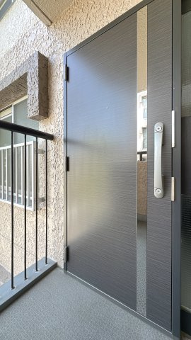 【その他】 | 藤和城西コーポ☆仲介手数料無料☆ | 大規模修繕工事を経て、マンションの「顔」である玄関ドアを全戸刷新。築年数を感じさせない美しさはもちろん、適切なメンテナンスが継続されている管理体制の良さも大きな魅力です。
