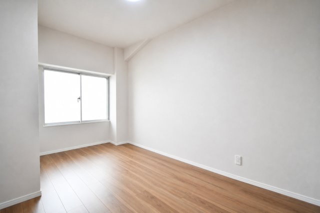 シティプラザせんげん台弐番館の洋室|洋室③5.7帖：ベッドも置くことが出来るので主寝室におすすめです◎開口は北向きですので、休日はゆっくり睡眠をとることが出来ます。西日も差し込みにくく、吸気が籠るのを避けられます。