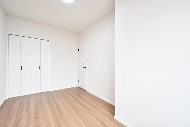 シティプラザせんげん台弐番館の洋室|洋室③5.7帖：クローゼットは各部屋に備わっておりますので、家族それぞれで洋服収納をすることも可能です。また、上下セパレートになっているため衣替えもしやすく、ハンガーパイプで家事時短にも◎！