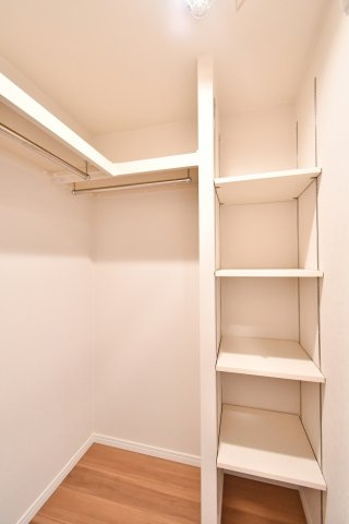 シティプラザせんげん台弐番館の収納|廊下にある大容量クローゼットにはハンガーパイプが両面にあるため収納力もGOODです！上の段には季節物などを収納することで、空間を上手に活用することが出来ます◎！