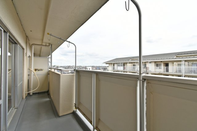シティプラザせんげん台弐番館のバルコニー|難しいイメージの住宅ローンは経験スタッフが丁寧にお手伝いしますのでご安心下さい。「家を買って終わり」ではなく、「買ってからがスタート」と考え、一人ひとりにあった資金計画やプランをご提案致します！
