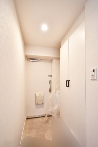 シティプラザせんげん台弐番館の玄関|玄関は広めに設計されておりますので、お子様と並んで靴を一緒に履く事もできます！トールサイズのシューズボックスですので、ご家族分の靴がしっかり収納する事ができます。