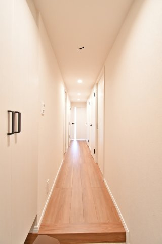 シティプラザせんげん台弐番館の玄関|トールサイズのシューズボックスですので、ご家族分の靴がしっかり収納する事ができます！ブーツや長靴などの季節ものや、高さのあるヒールなどもまとめて収納できるのが嬉しいポイントです。
