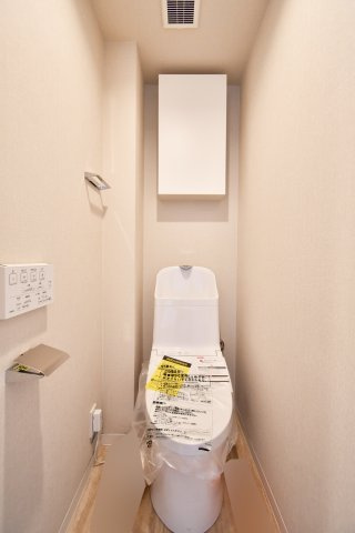 シティプラザせんげん台弐番館のトイレ|トイレ：奥行きにゆとりがあり、圧迫感の少ないトイレスペース。吊戸棚付きで、トイレットペーパーなどの備品補充も楽々行えます。掃除用具をしまうと清潔感も消す事ができ、イマドキなお部屋にできます。