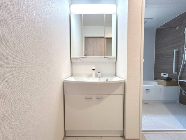 ハートフルタウン　一宮市北方町北方81番　全2区画分譲の独立洗面台|奥行約420mmのコンパクト設計で従来品と異なり洗面ボウルの成型の精度が高い為スッキリ納まります。